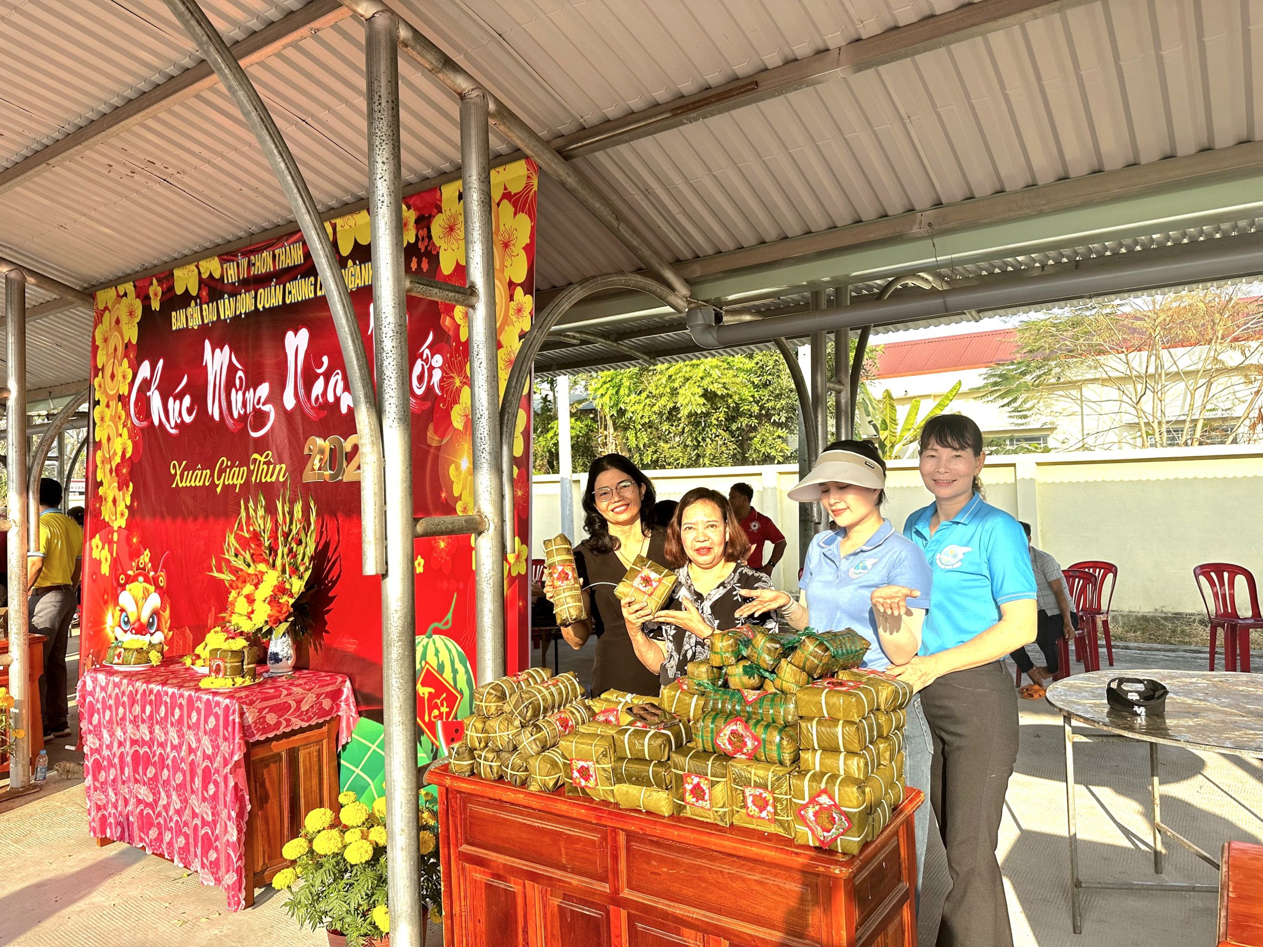 Bình Phước: Hội Liên hiệp phụ nữ xã Nha Bích thị xã Chơn Thành gói Bánh chưng – Bánh tét trao tặng Gia đình chính sách.