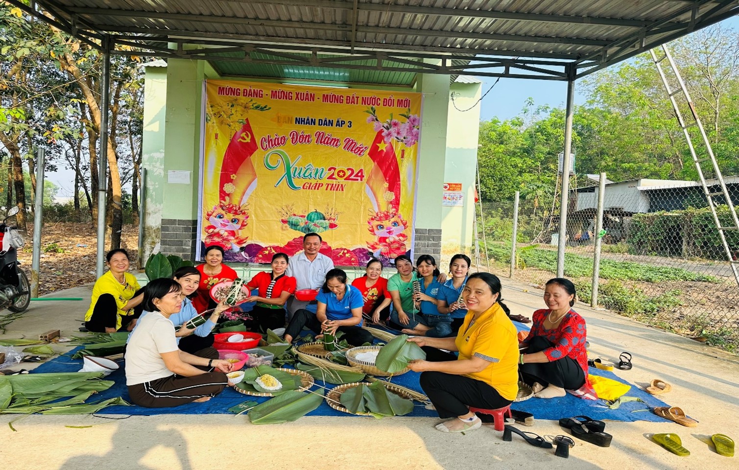 Bình Phước: Hội Liên hiệp phụ nữ xã Nha Bích thị xã Chơn Thành gói Bánh chưng – Bánh tét trao tặng Gia đình chính sách.