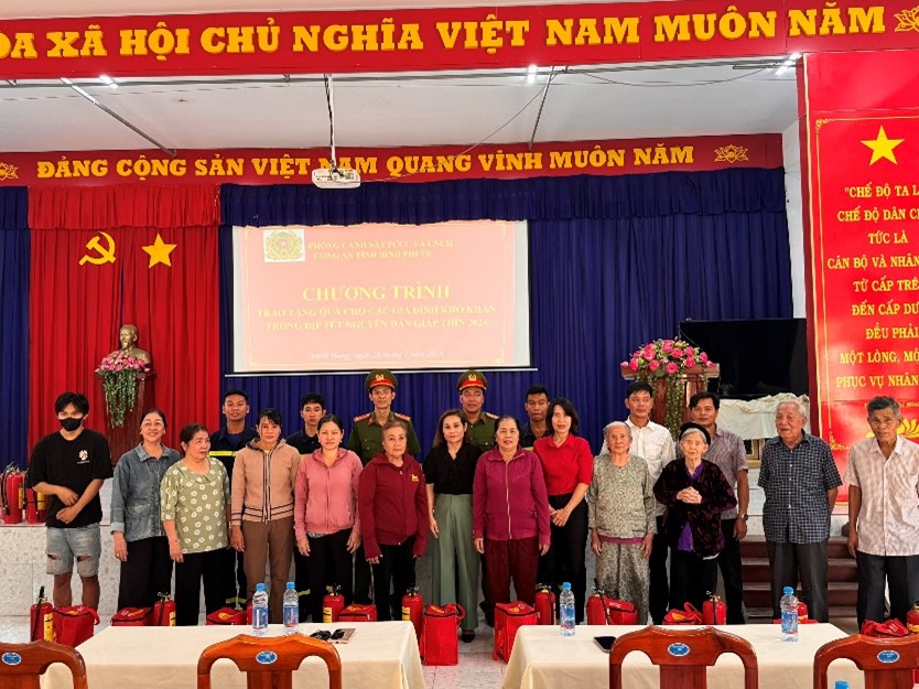 Đội công tác chữa cháy và cứu nạn cứu hộ khu vực Chơn Thành tặng quà tết cho các hoàn cảnh khó khăn nơi đơn vị đang đóng quân