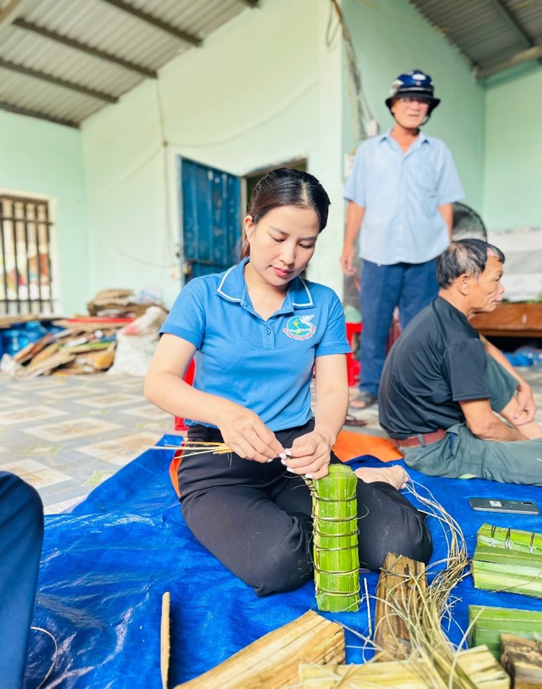 Bình Phước: Hội Liên hiệp phụ nữ xã Nha Bích thị xã Chơn Thành gói Bánh chưng – Bánh tét trao tặng Gia đình chính sách.