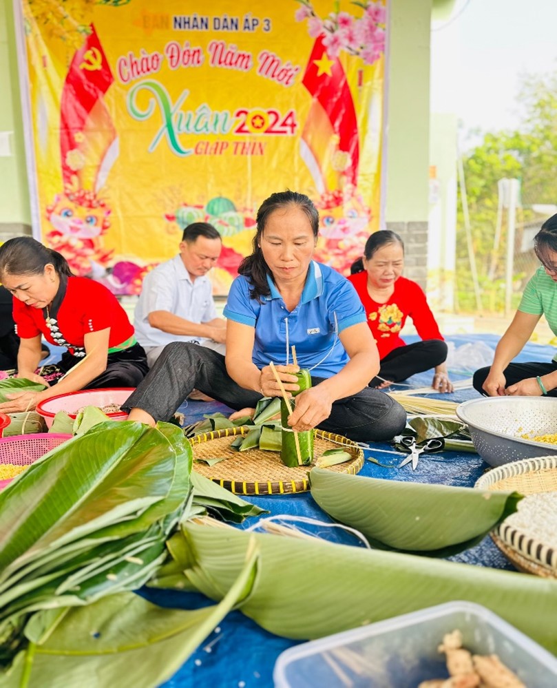 Bình Phước: Hội Liên hiệp phụ nữ xã Nha Bích thị xã Chơn Thành gói Bánh chưng – Bánh tét trao tặng Gia đình chính sách.