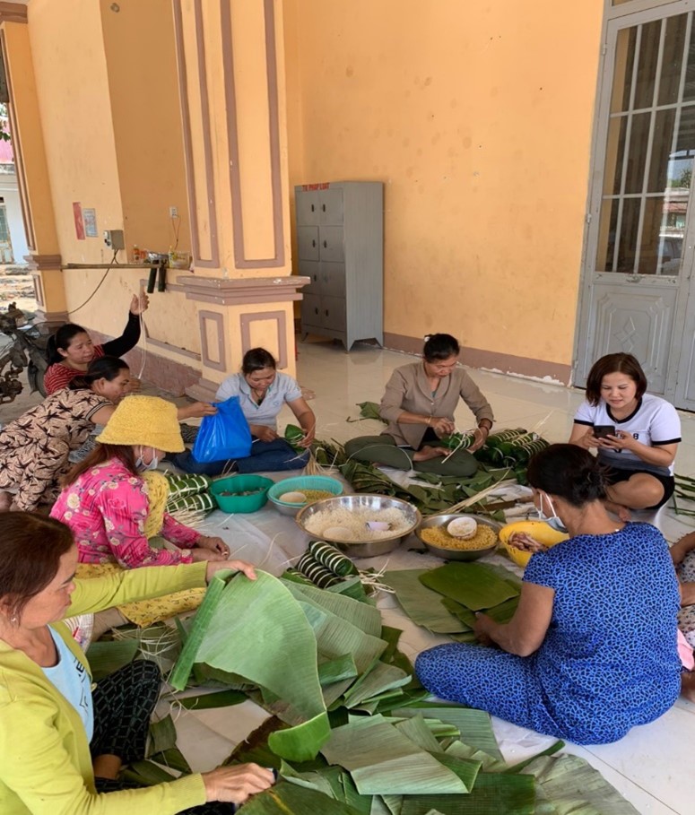 Bình Phước: Hội Liên hiệp phụ nữ xã Nha Bích thị xã Chơn Thành gói Bánh chưng – Bánh tét trao tặng Gia đình chính sách.