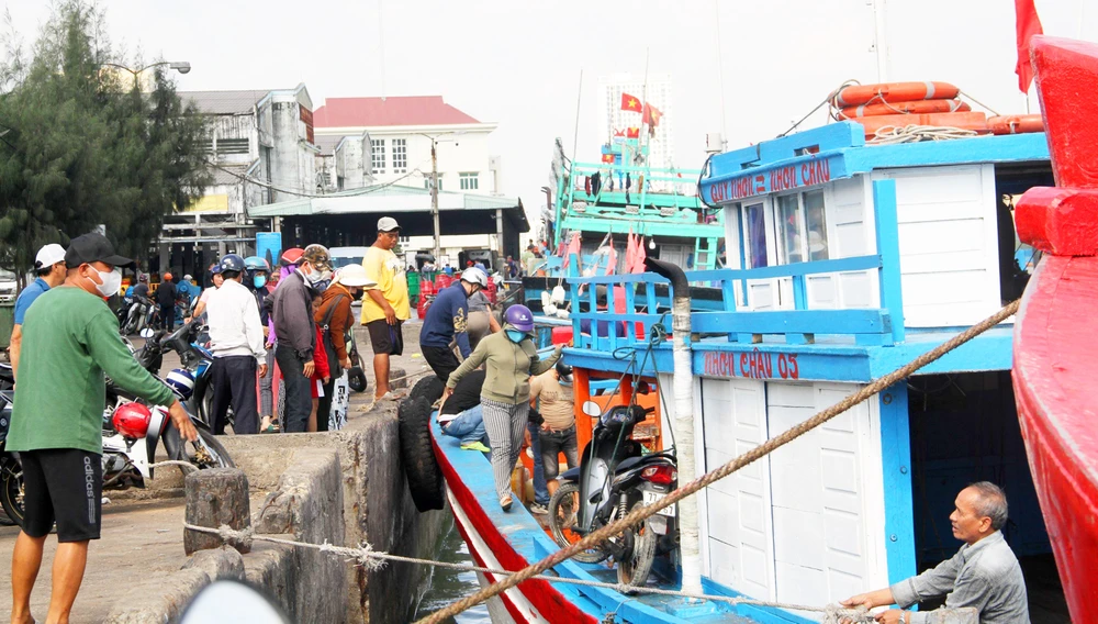 Dịp cuối năm, UBND xã đảo Nhơn Châu huy động 3 tàu gỗ phân khối lớn để phục vụ người dân chở hàng hóa tết, nhu yếu phẩm, lương thực về đảo đón tết nhon-chau-1-3707.jpg