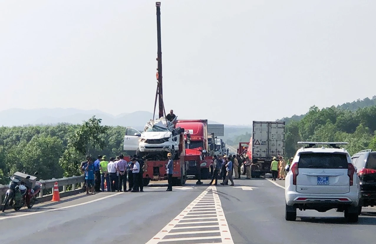 Cả gia đình gặp nạn trên cao tốc Cam Lộ - La Sơn: Vợ và hai con đều tử vong- Ảnh 1.