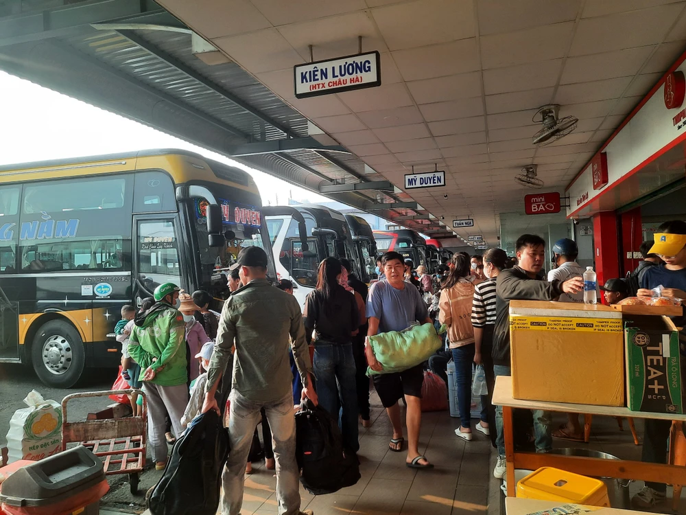 Mọi người tất bật, chuẩn bị hành lý lên xe về quê ăn tết tại bến xe miền Tây. Ảnh: HẢI NGỌC z5144644267737-32eb5e692e6e8d4b6235d85f1b719f10-5872.jpg