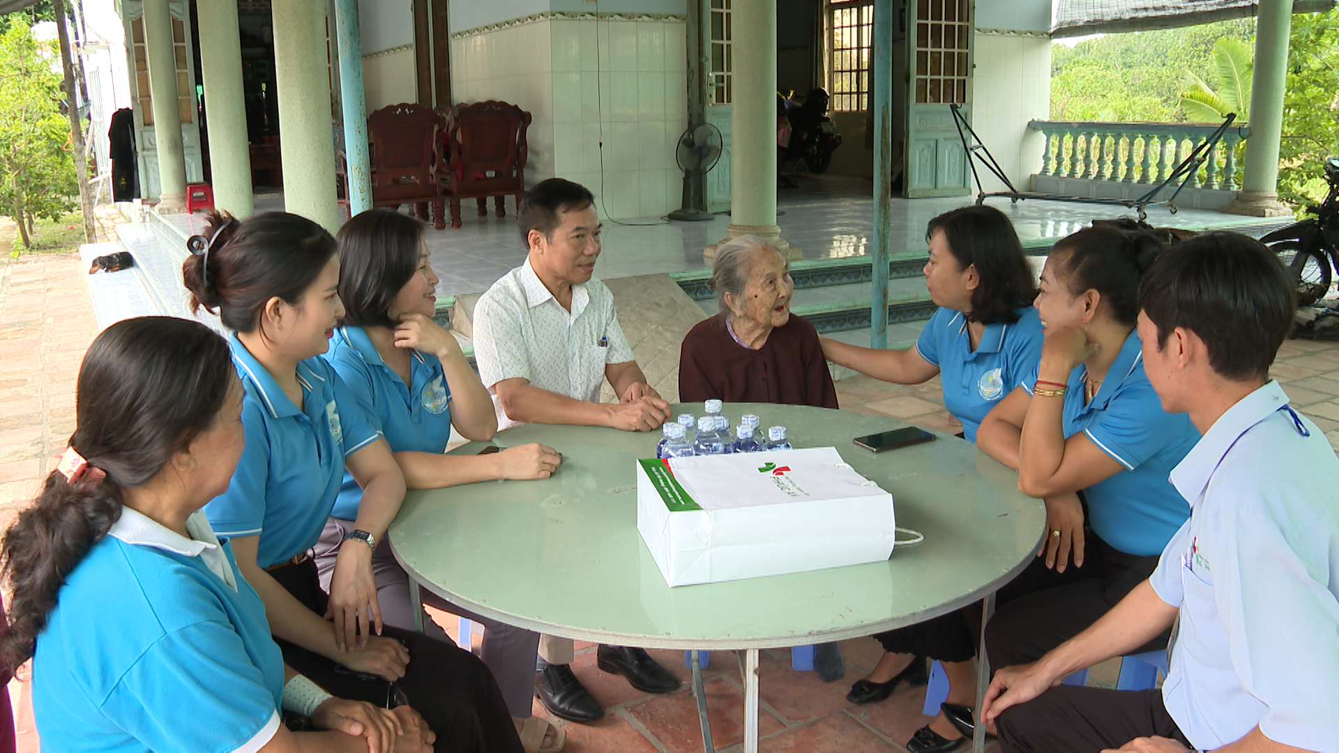 Phụ nữ thị xã Chơn Thành: thăm, tặng quà mẹ Việt Nam anh hùng