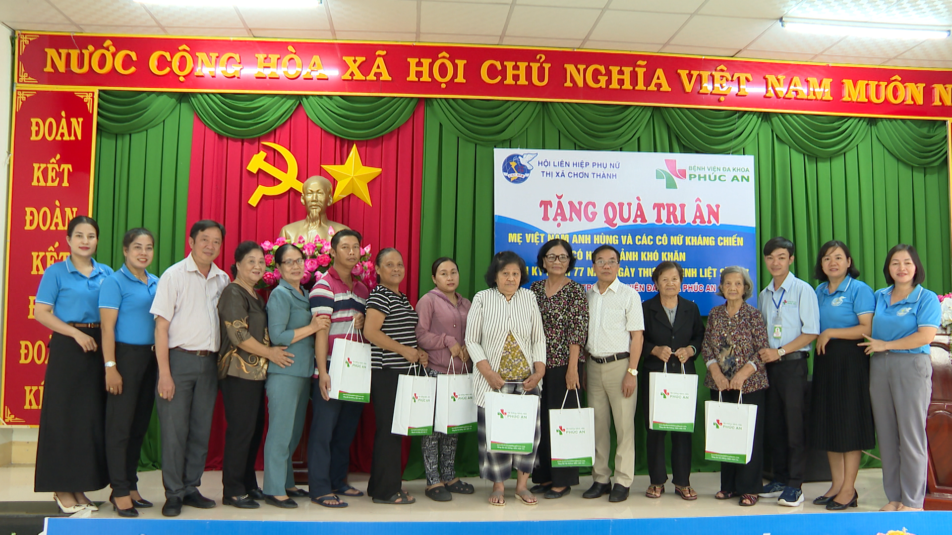 Phụ nữ thị xã Chơn Thành: thăm, tặng quà mẹ Việt Nam anh hùng