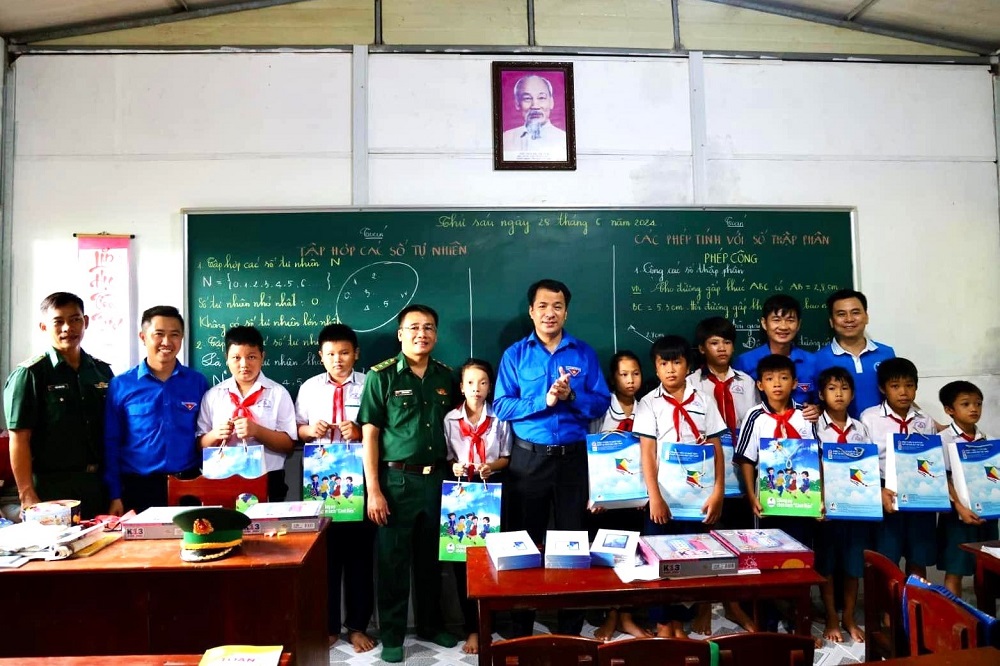 Trạm ra đa 615 tặng quà lớp học tình thương đảo Hòn Chuối