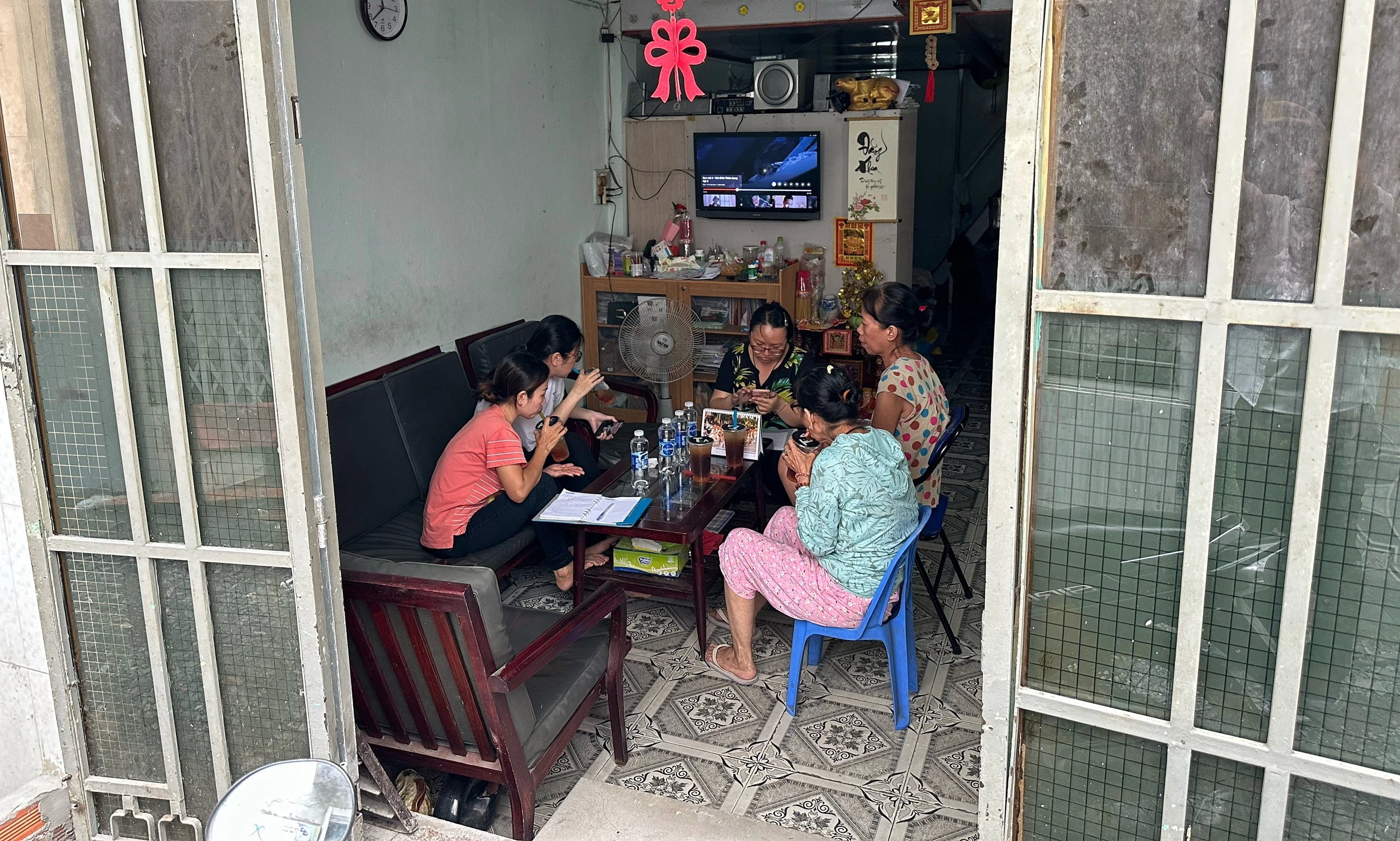 Clip người phụ nữ cản trở nâng hẻm, hàng xóm ‘khổ sở’ ở TP.HCM: Chính quyền nói gì?