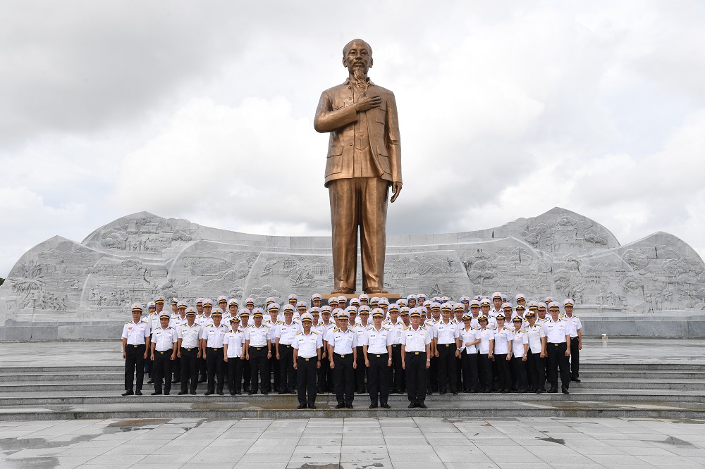 Đoàn đại biểu dự Đại hội thi đua quyết thắng Bộ Tư lệnh Vùng 5 Hải quân dâng hương báo công Bác