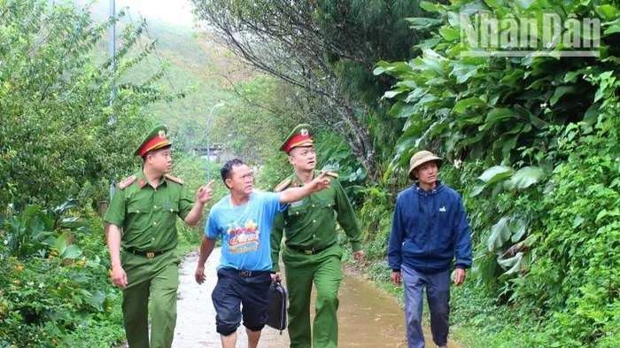 Từ người xa lạ thành người của bản