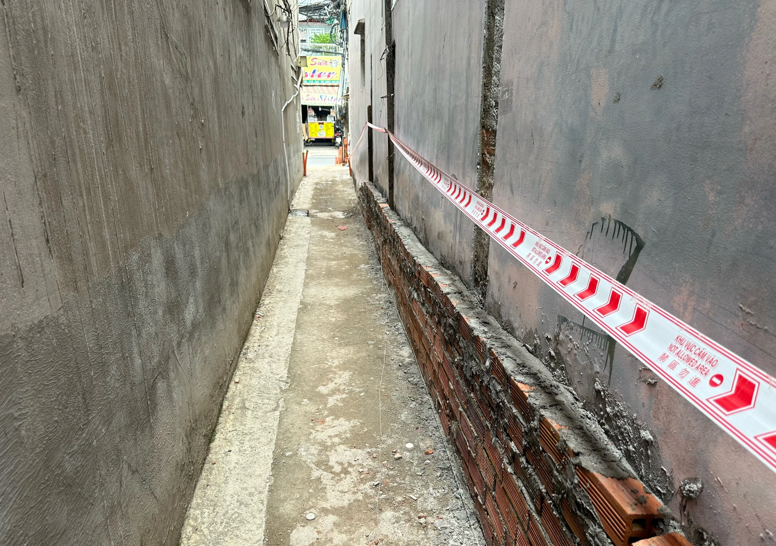 Clip người phụ nữ cản trở nâng hẻm, hàng xóm ‘khổ sở’ ở TP.HCM: Chính quyền nói gì?