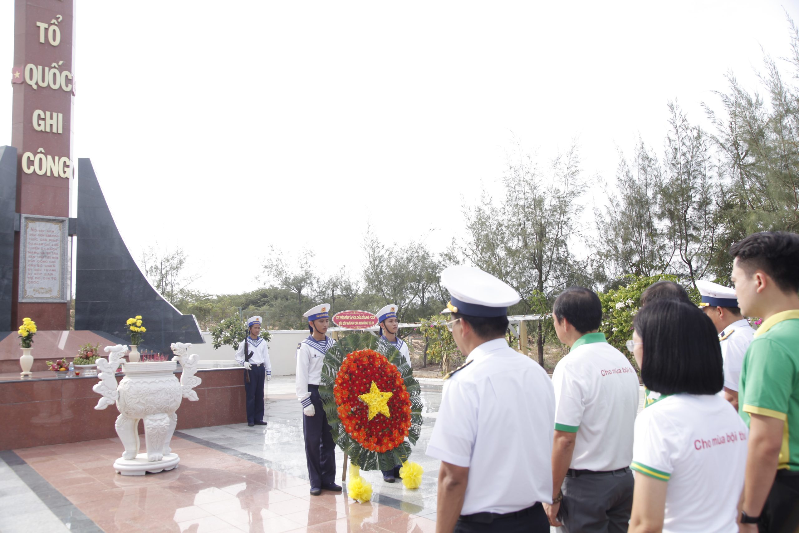 Lữ đoàn 162, Vùng 4 Hải tiếp nhận quân 3 tấn phân bón từ đơn vị kết nghĩa.