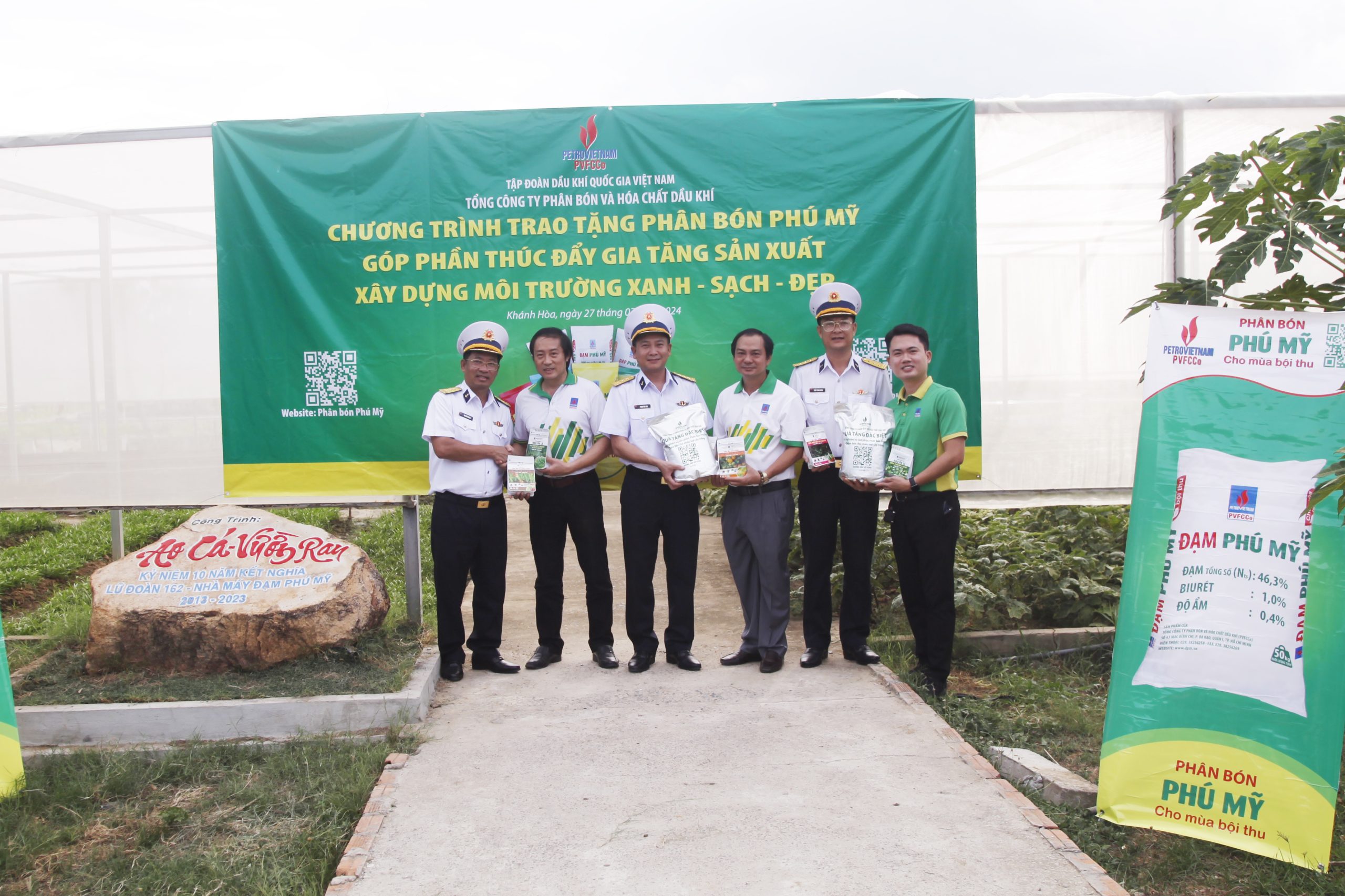 Lữ đoàn 162, Vùng 4 Hải tiếp nhận quân 3 tấn phân bón từ đơn vị kết nghĩa.