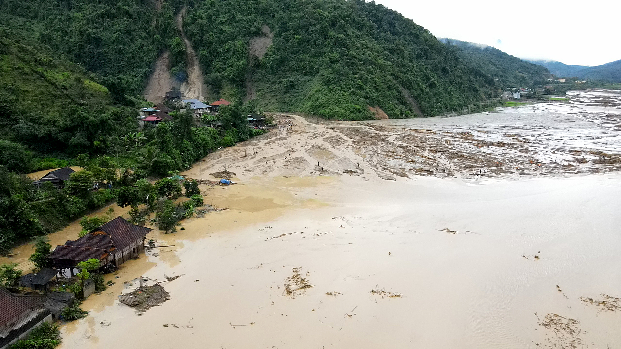 Nỗ lực tìm người mất tích, sớm thông đường lên Tây Bắc- Ảnh 1. Nỗ lực tìm người mất tích, sớm thông đường lên Tây Bắc- Ảnh 1.