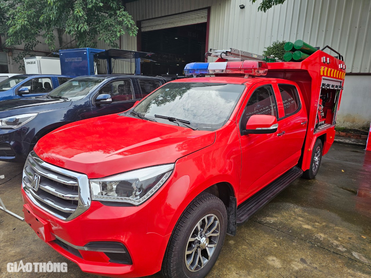 Cận cảnh xe chữa cháy nhà trong ngõ hẻm vừa ra mắt tại TP.HCM- Ảnh 1. Cận cảnh xe chữa cháy nhà trong ngõ hẻm vừa ra mắt tại TP.HCM- Ảnh 1.