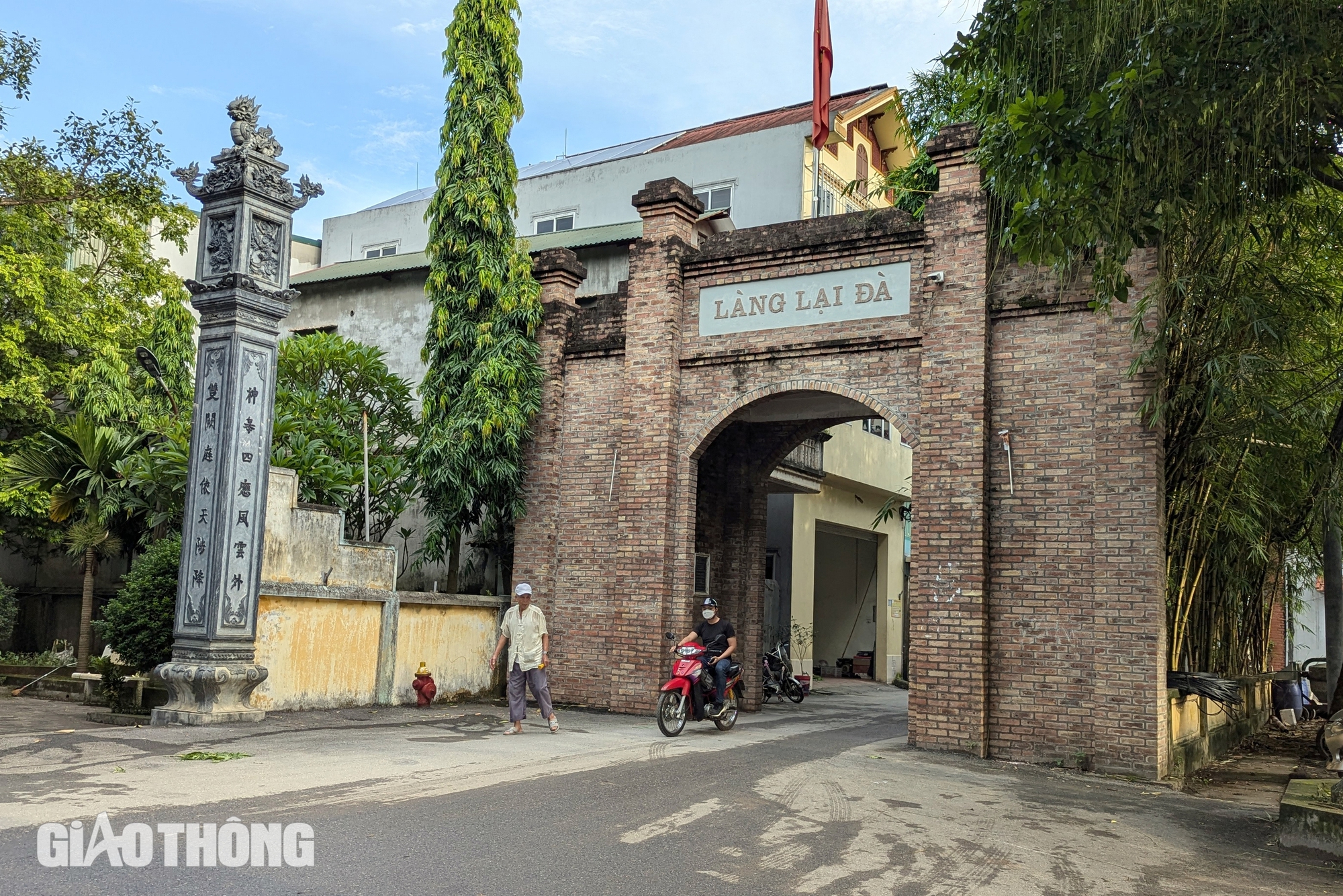 Xe điện miễn phí phục vụ người dân đến viếng Tổng Bí thư Nguyễn Phú Trọng tại làng Lại Đà- Ảnh 1. Xe điện miễn phí phục vụ người dân đến viếng Tổng Bí thư Nguyễn Phú Trọng tại làng Lại Đà- Ảnh 1.