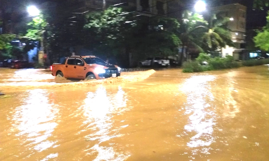 Mưa lớn bất thường, nhiều khu vực ở Hạ Long ngập như sông- Ảnh 1. Mưa lớn bất thường, nhiều khu vực ở Hạ Long ngập như sông- Ảnh 1.