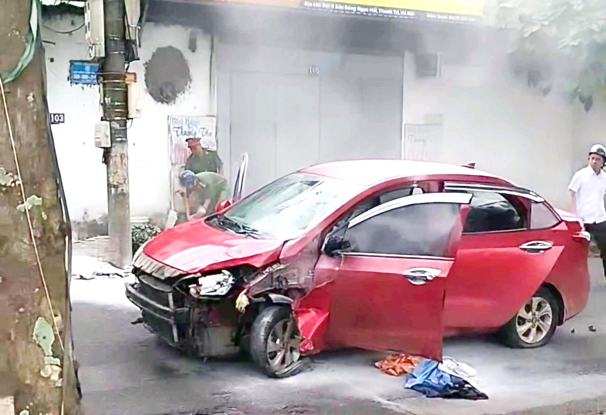 Điều tra vụ đốt xe ô tô sau khi va chạm giao thông tại Hà Nội- Ảnh 1. Điều tra vụ đốt xe ô tô sau khi va chạm giao thông tại Hà Nội- Ảnh 1.
