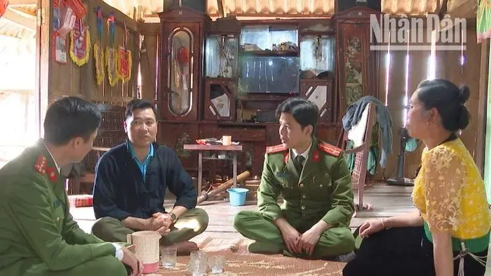 Từ người xa lạ thành người của bản