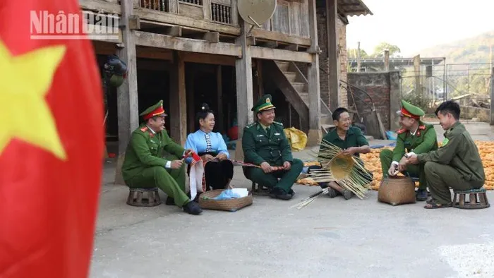 Từ người xa lạ thành người của bản