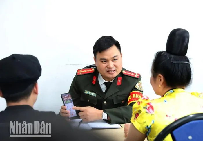 Từ người xa lạ thành người của bản