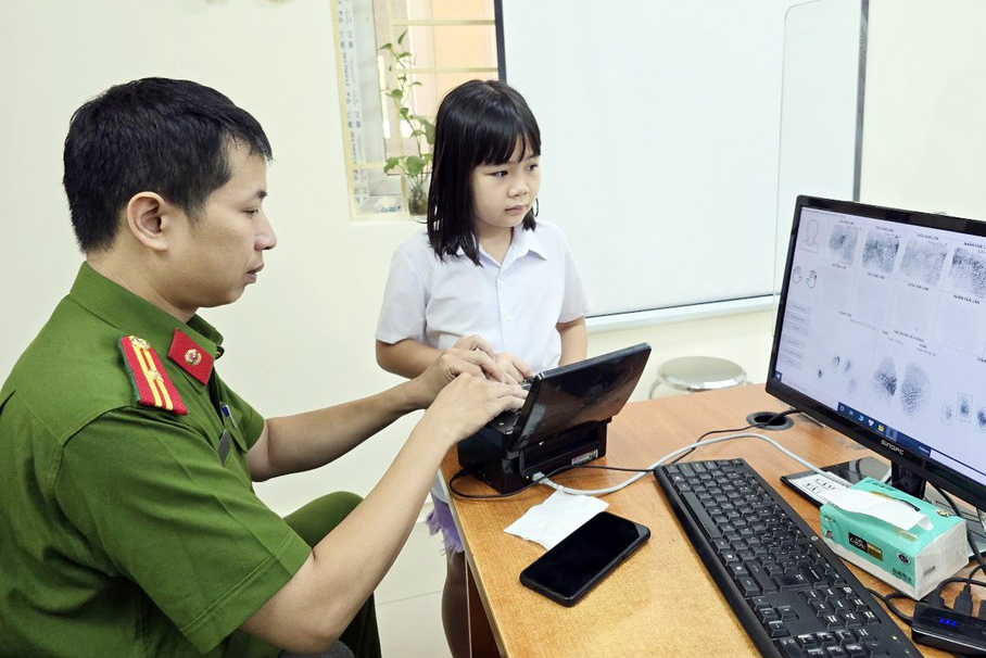 Lệ phí làm thẻ căn cước, hộ chiếu từ ngày 1/7 là bao nhiêu?- Ảnh 1. Lệ phí làm thẻ căn cước, hộ chiếu từ ngày 1/7 là bao nhiêu?- Ảnh 1.