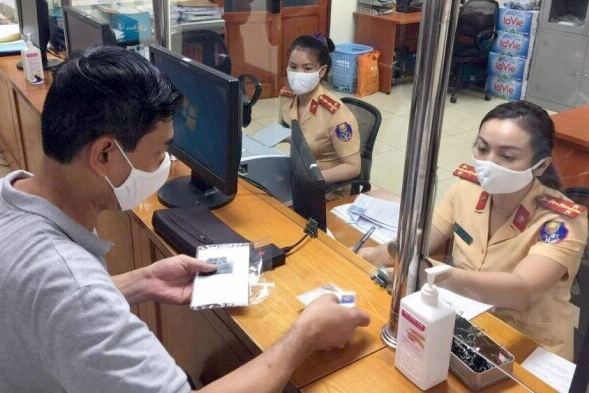 Hơn 400 chủ xe ở Hà Nội bị phạt vì không sang tên phương tiện- Ảnh 1. Hơn 400 chủ xe ở Hà Nội bị phạt vì không sang tên phương tiện- Ảnh 1.