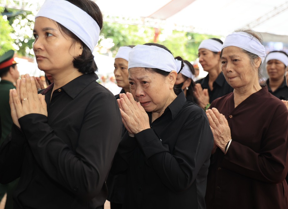 Người dân xếp hàng quét mã QR vào viếng Tổng Bí thư Nguyễn Phú Trọng- Ảnh 1. Người dân xếp hàng quét mã QR vào viếng Tổng Bí thư Nguyễn Phú Trọng- Ảnh 1.