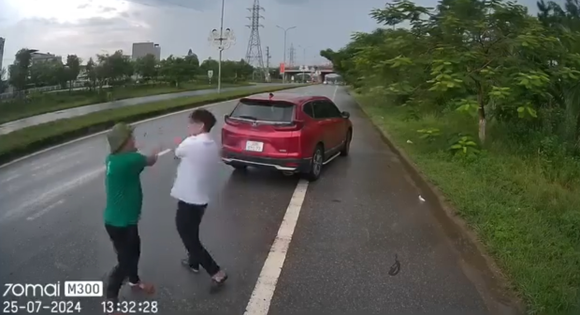 Công an xác minh tài xế đánh võng trên đường, gây hấn với xe lưu thông cùng chiều- Ảnh 1.