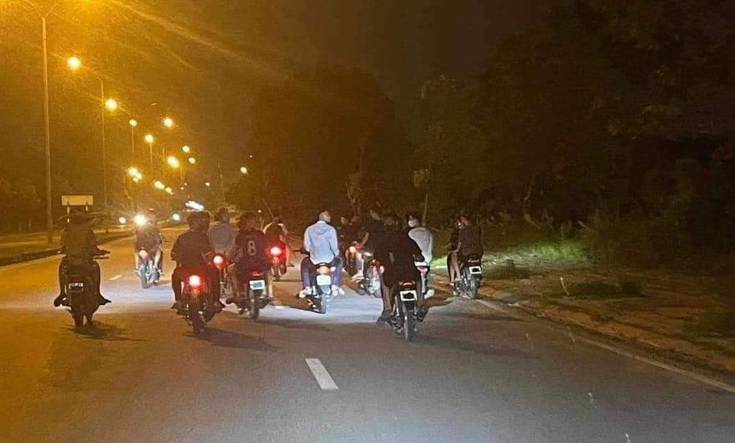 Truy tìm đối tượng trong vụ 38 thanh, thiếu niên hỗn chiến trên đường ở Vĩnh Phúc- Ảnh 1. Truy tìm đối tượng trong vụ 38 thanh, thiếu niên hỗn chiến trên đường ở Vĩnh Phúc- Ảnh 1.