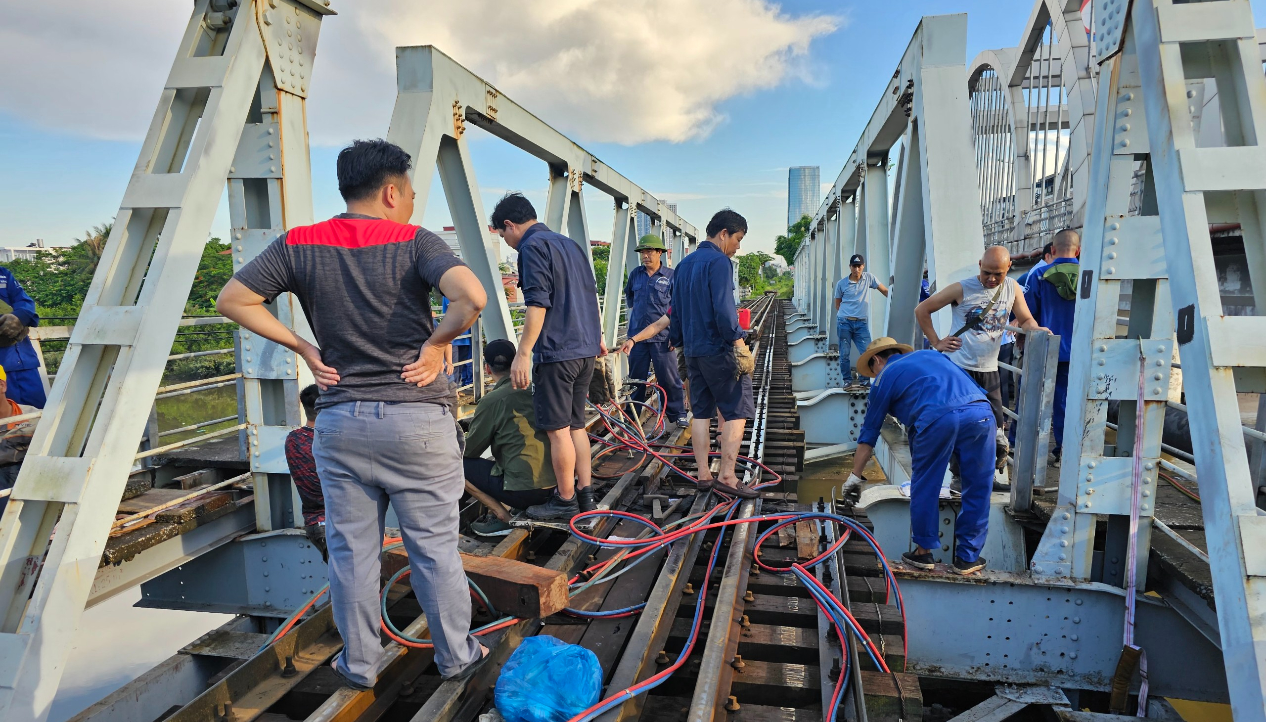 Cầu Quay đã thông tuyến sau sự cố bị tàu hàng đâm- Ảnh 1.