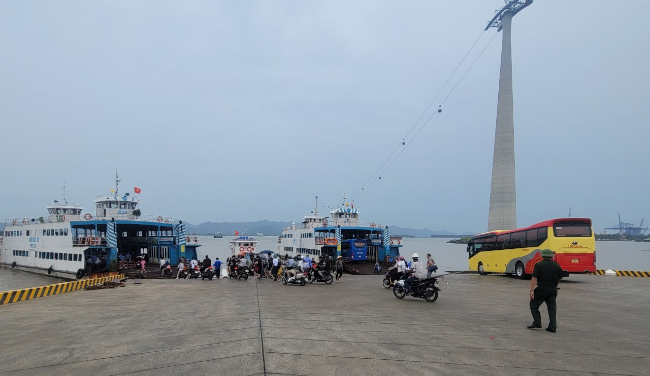 Từ 7h ngày 24/7, gần 4.000 du khách mắc kẹt ở Cát Bà có thể về nhà- Ảnh 1. Từ 7h ngày 24/7, gần 4.000 du khách mắc kẹt ở Cát Bà có thể về nhà- Ảnh 1.