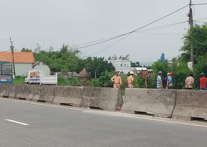 Người đàn ông tử vong bất thường bên lề đường QL1 qua Quảng Ngãi- Ảnh 1.
