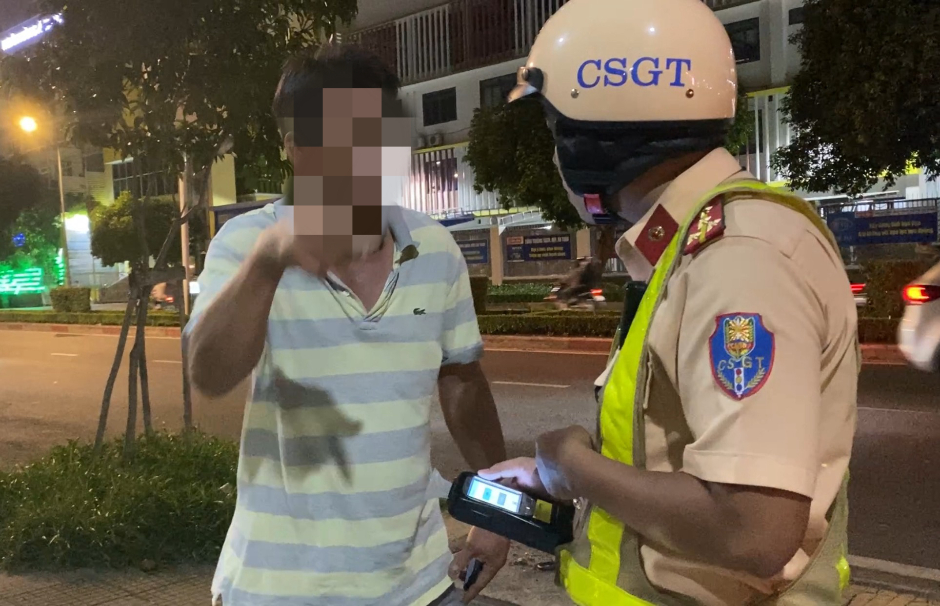 TP.HCM: Bị CSGT quận khác thổi nồng độ cồn, người đàn ông ngoan cố không chấp hành- Ảnh 1.
