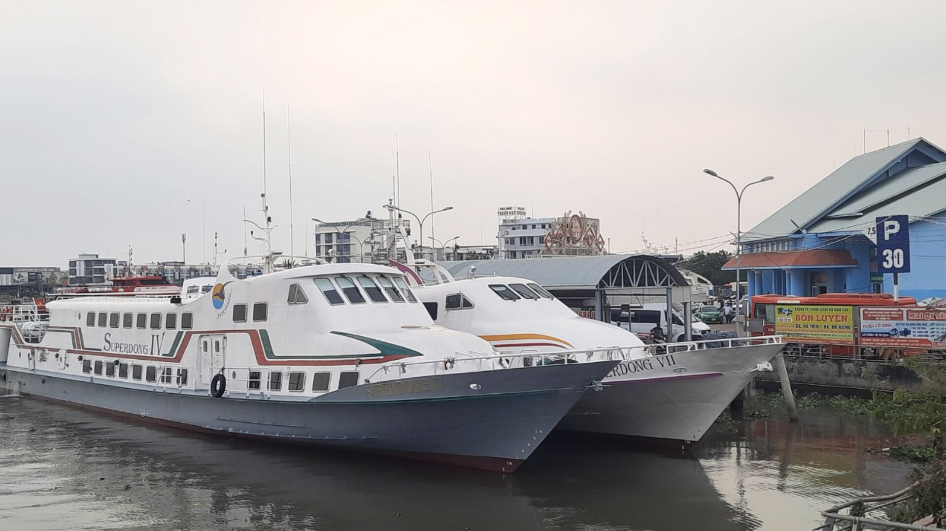 Tạm dừng hoạt động tàu, phà ra đảo xa ở Kiên Giang do sóng to, gió lớn- Ảnh 1. Tạm dừng hoạt động tàu, phà ra đảo xa ở Kiên Giang do sóng to, gió lớn- Ảnh 1.