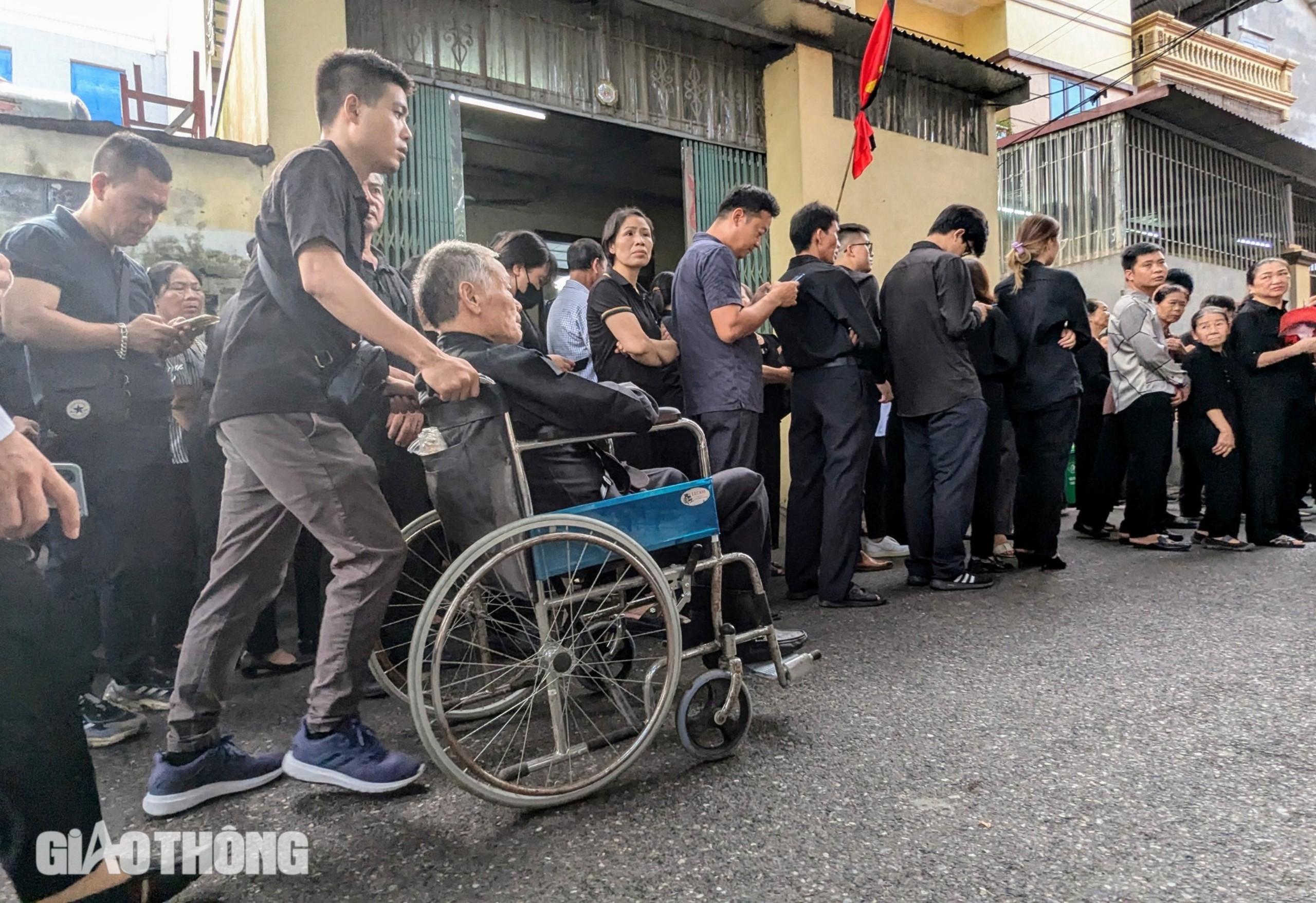 Bạn cũ trào nước mắt tiễn biệt Tổng Bí thư Nguyễn Phú Trọng- Ảnh 1. Bạn cũ trào nước mắt tiễn biệt Tổng Bí thư Nguyễn Phú Trọng- Ảnh 1.