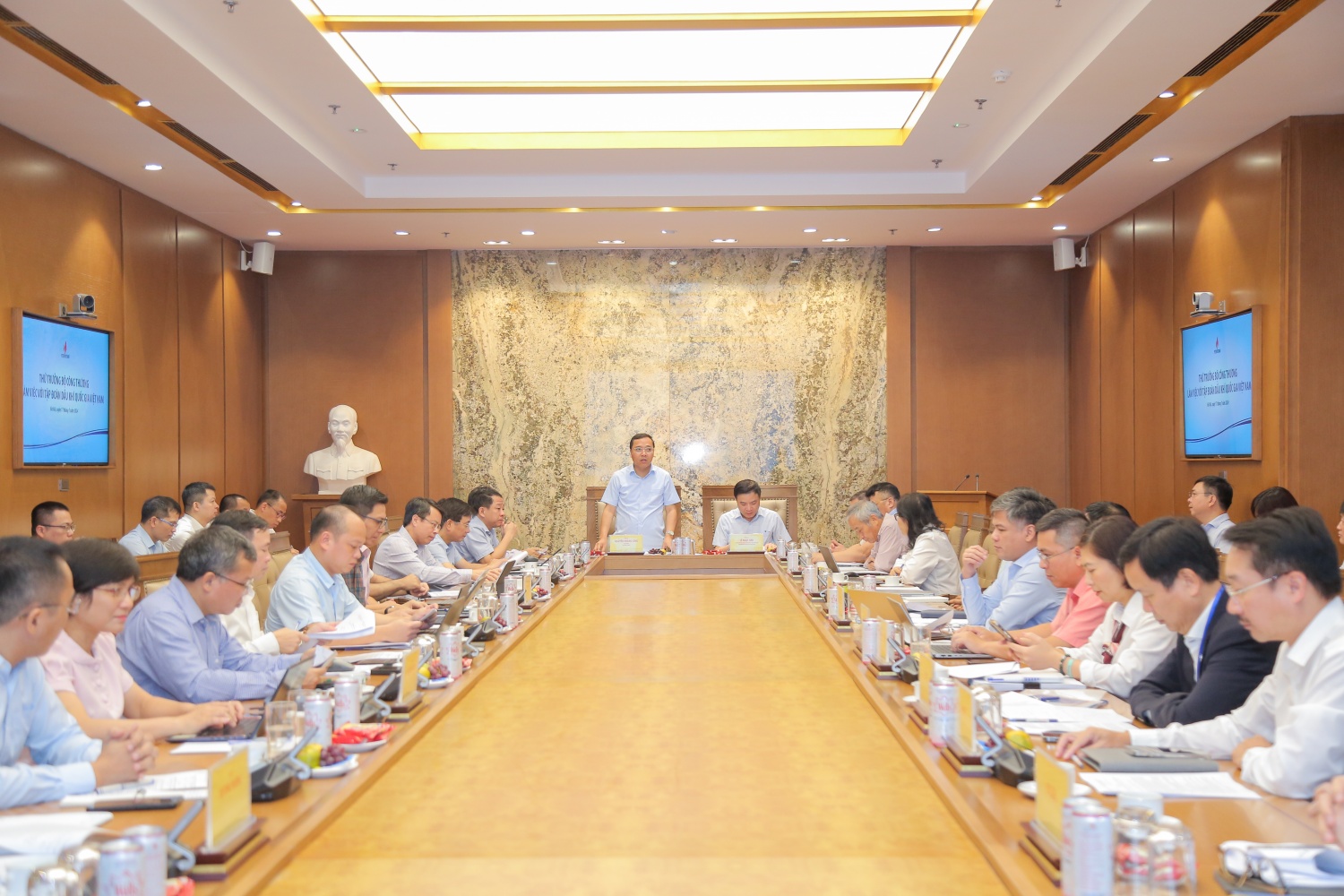 thu-truong-nguyen-hoang-long-thuc-day-thao-go-vuong-mac-cho-hoat-dong-cua-petrovietnam_6699f01867cee Ngày 17/7, Thứ trưởng Bộ Công Thương Nguyễn Hoàng Long đã có buổi làm việc với Tập đoàn Dầu khí Việt Nam (Petrovietnam) về tình hình triển khai các công việc, dự án năng lượng