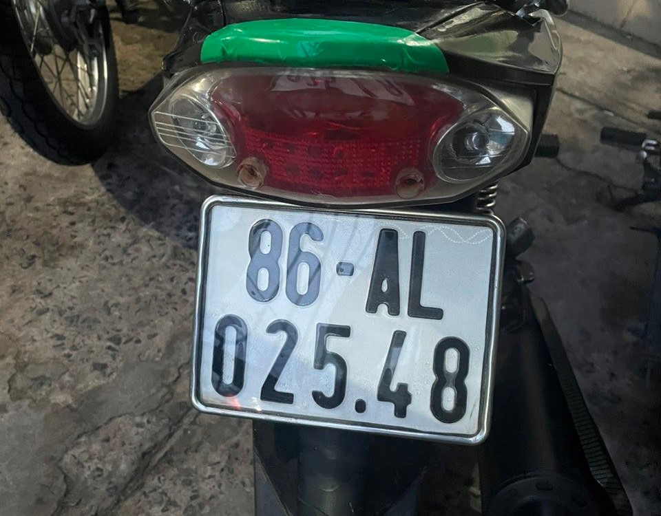 Người đàn ông đi xe máy "diễn xiếc" trên QL1 đã ra trình diện- Ảnh 1. Người đàn ông đi xe máy "diễn xiếc" trên QL1 đã ra trình diện- Ảnh 1.