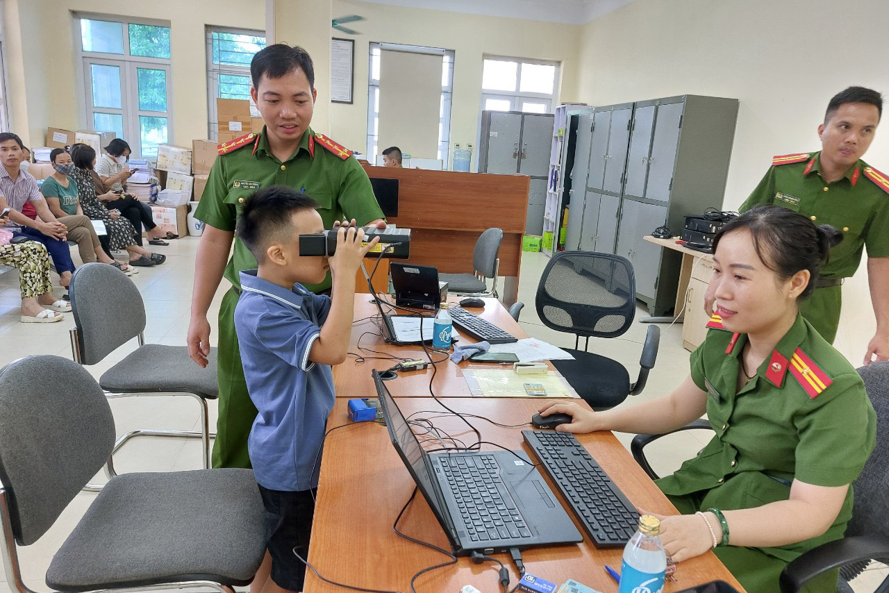 Trẻ em thích thú làm thẻ căn cước trong ngày đầu thu nhận thông tin mống mắt- Ảnh 1. Trẻ em thích thú làm thẻ căn cước trong ngày đầu thu nhận thông tin mống mắt- Ảnh 1.