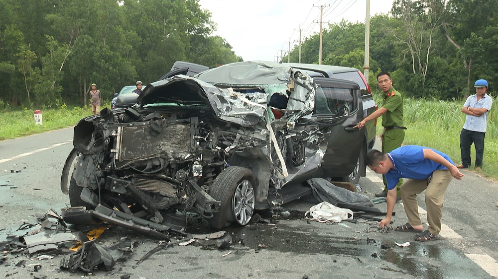 Bình Phước – Chơn Thành: Tai nạn giao thông 2 ô tô đấu đầu nhau, 2 người bị thương nặng