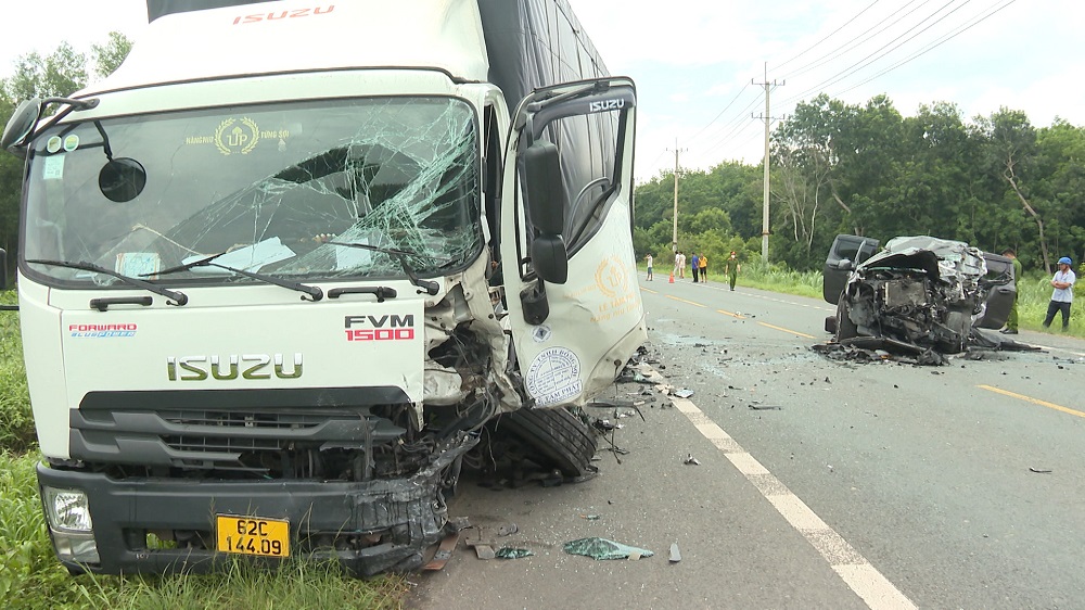 Bình Phước – Chơn Thành: Tai nạn giao thông 2 ô tô đấu đầu nhau, 2 người bị thương nặng