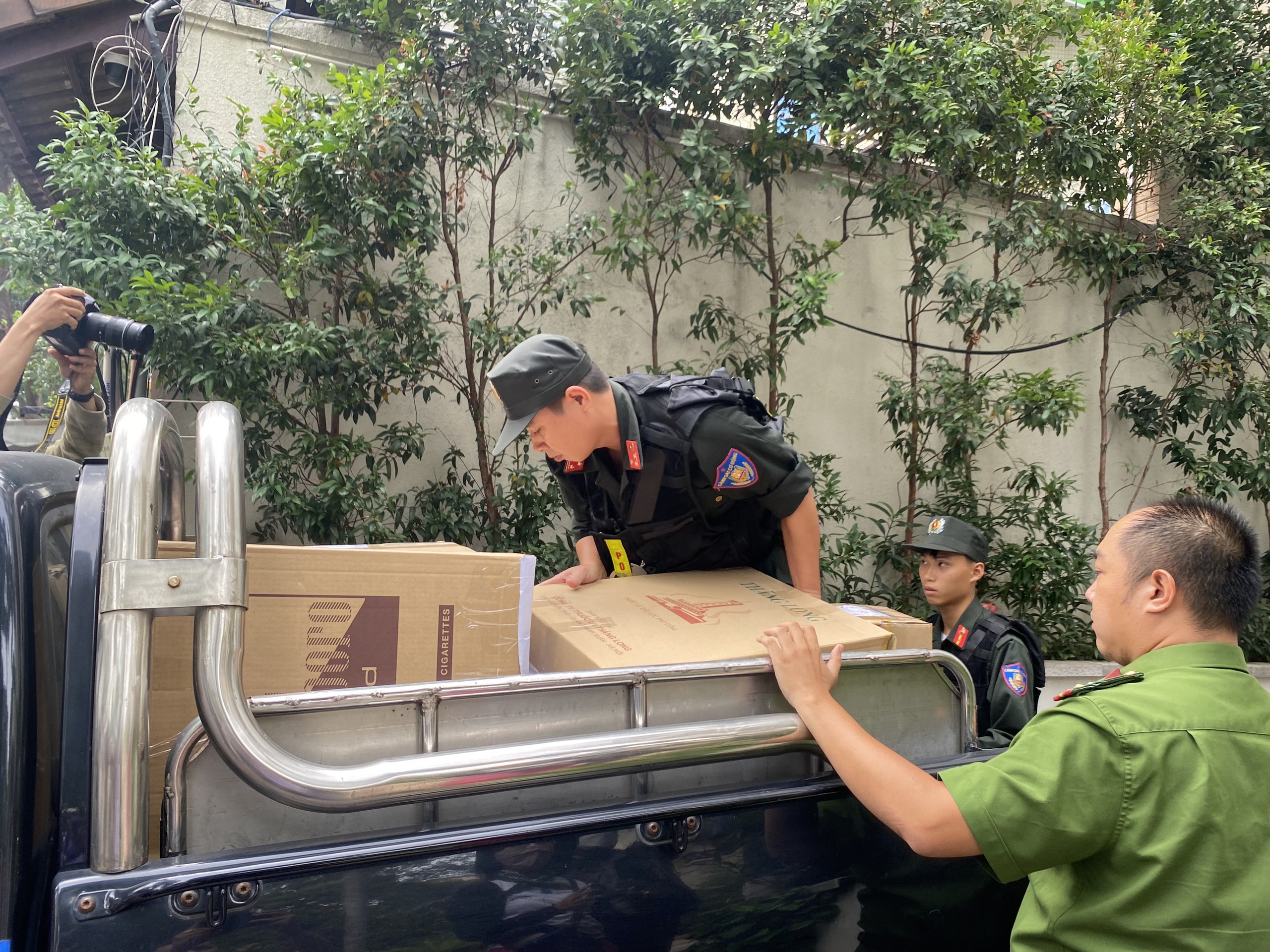 Công an vận chuyển hàng chục thùng lớn từ nhà CEO Quốc Cường Gia Lai- Ảnh 1. Công an vận chuyển hàng chục thùng lớn từ nhà CEO Quốc Cường Gia Lai- Ảnh 1.