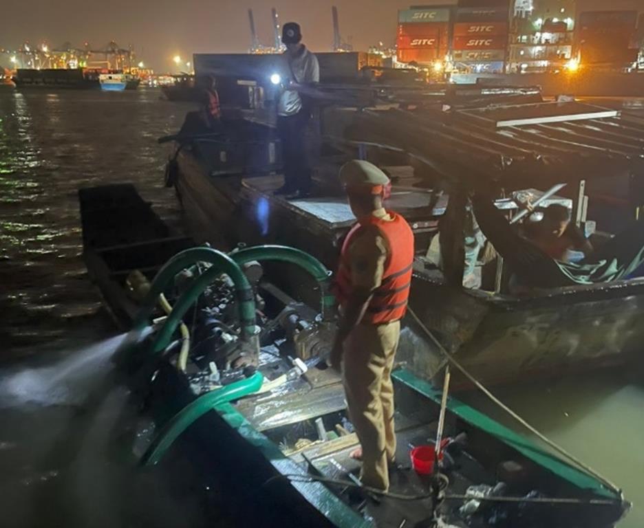 Bị truy đuổi, 5 đối tượng hút cát lậu nhảy xuống sông Đồng Nai tẩu thoát- Ảnh 1.