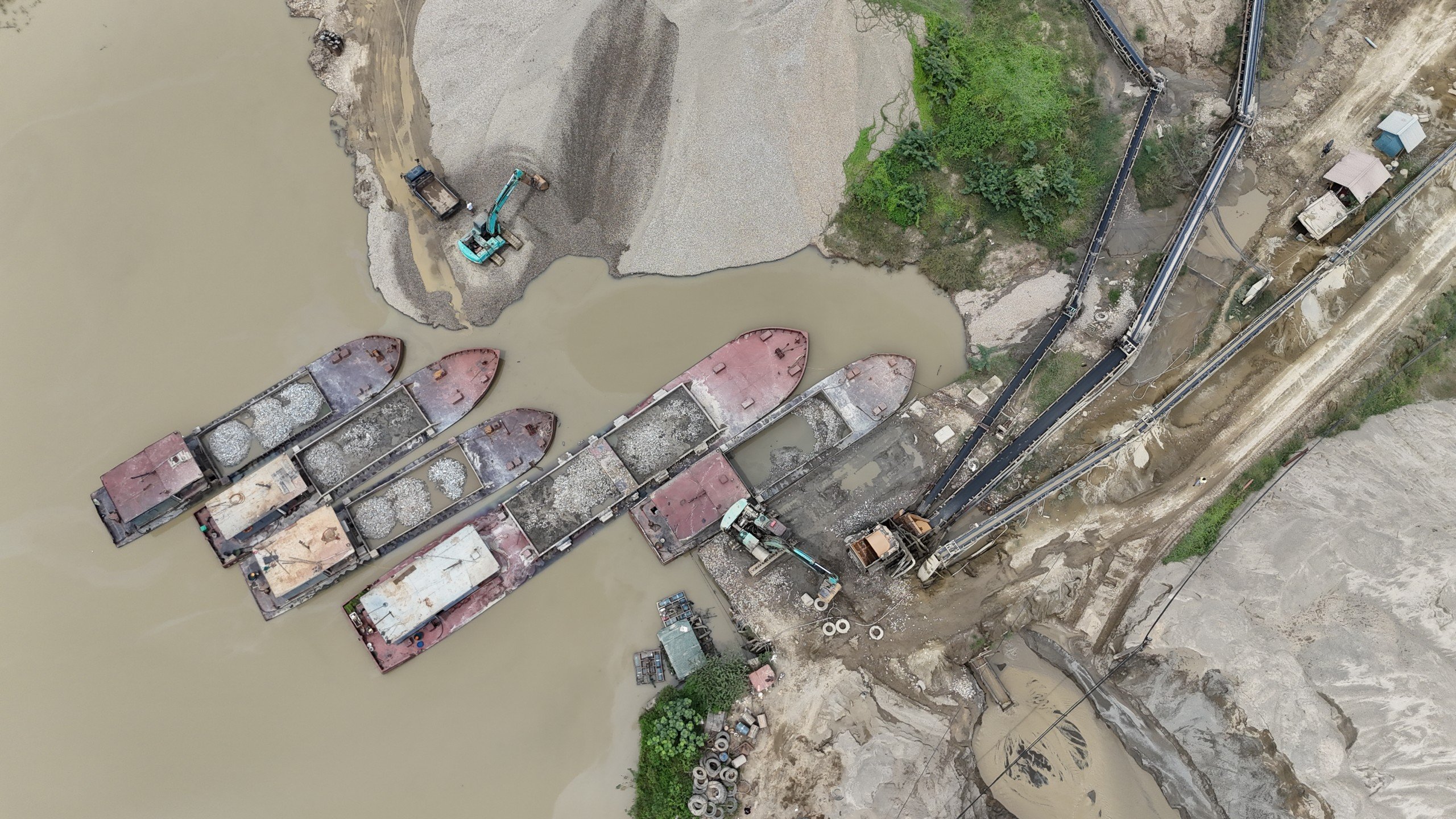 Vụ nạo vét lòng hồ Núi Cốc: Khoáng sản chưa đấu giá đã đem bán- Ảnh 1. Vụ nạo vét lòng hồ Núi Cốc: Khoáng sản chưa đấu giá đã đem bán- Ảnh 1.