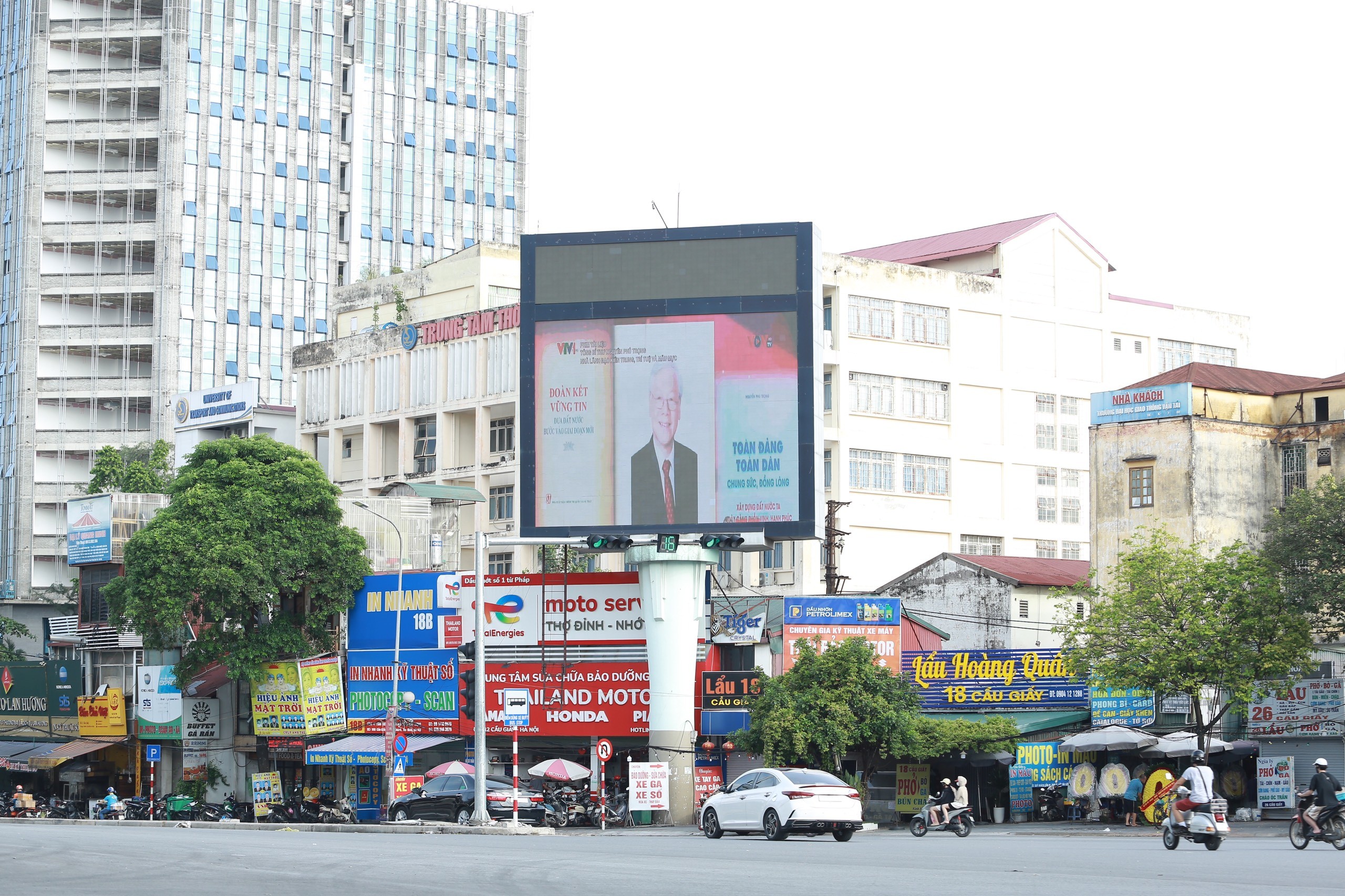Trình chiếu phim về Tổng Bí thư Nguyễn Phú Trọng trên nhiều tuyến đường- Ảnh 1. Trình chiếu phim về Tổng Bí thư Nguyễn Phú Trọng trên nhiều tuyến đường- Ảnh 1.