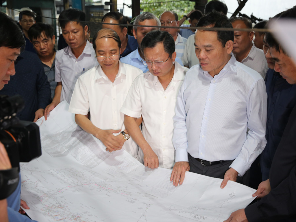 Phó thủ tướng kiểm tra việc khắc phục sự cố 5 công nhân than tử vong- Ảnh 1. Phó thủ tướng kiểm tra việc khắc phục sự cố 5 công nhân than tử vong- Ảnh 1.