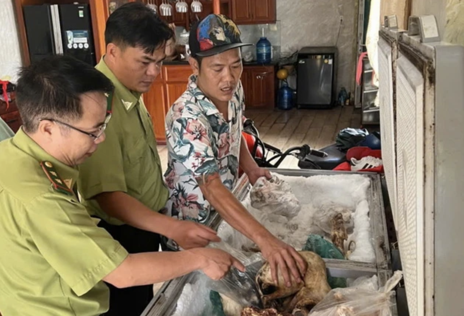 Xử phạt người đàn ông nhốt và tàng trữ động vật rừng trái phép gần 44 triệu- Ảnh 1.