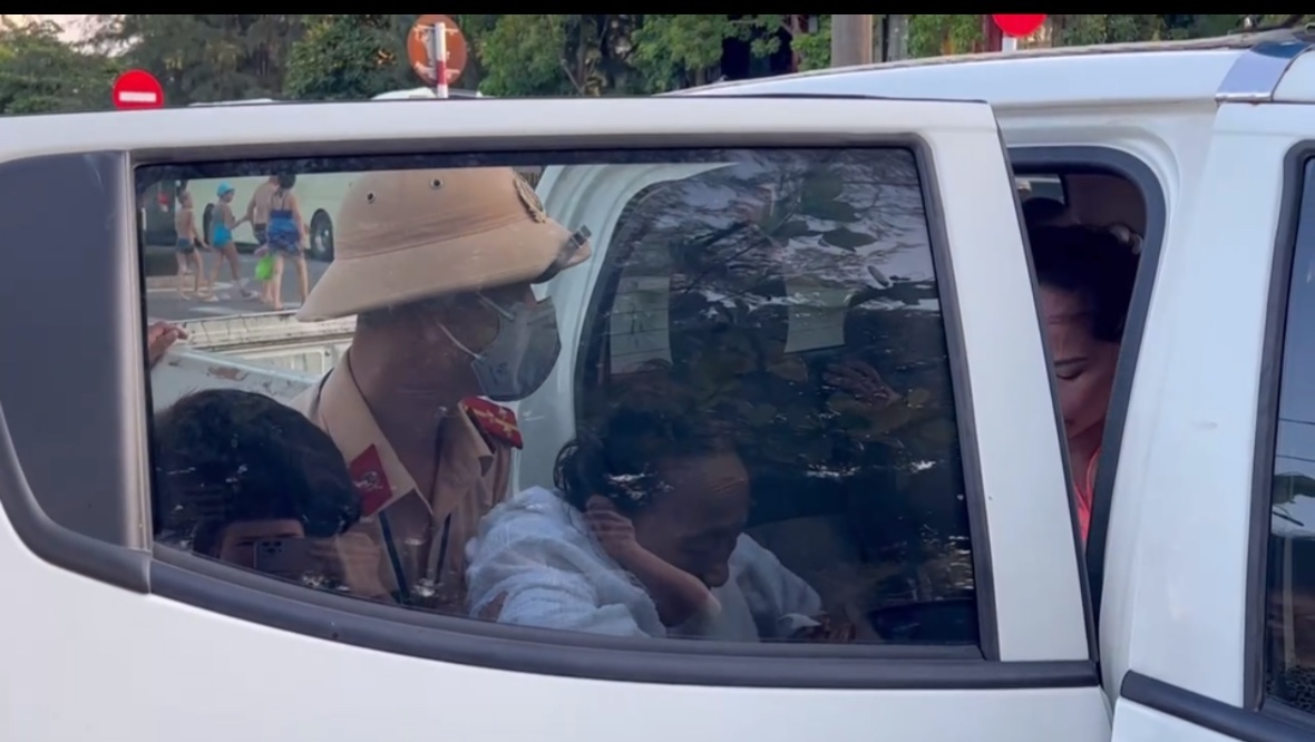 CSGT Quảng Bình dùng xe chuyên dụng đưa nữ du khách Hà Nội đi cấp cứu- Ảnh 1. CSGT Quảng Bình dùng xe chuyên dụng đưa nữ du khách Hà Nội đi cấp cứu- Ảnh 1.