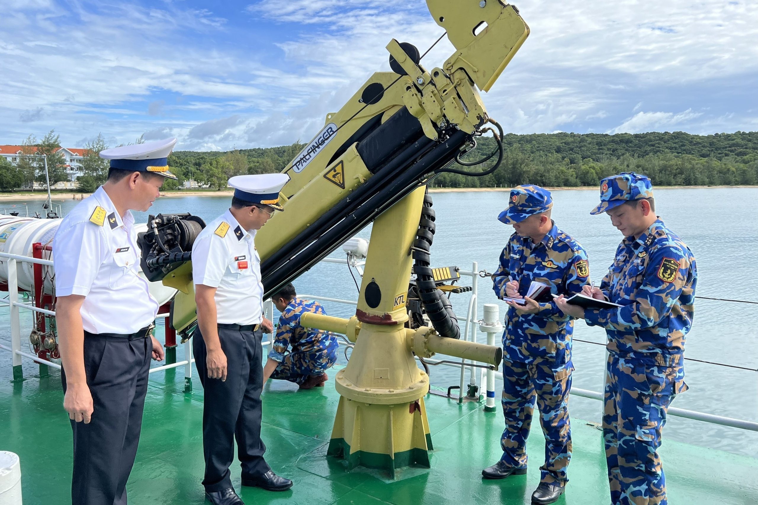 Bộ Tư lệnh Vùng 5 Hải quân kiểm tra chế độ thực hiện ngày kỹ thuật tại các đơn vị